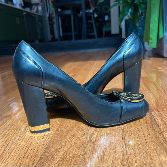 Tory Burch Black Pumps with Gold Logo high heel size 8 - Picture 4 of 10